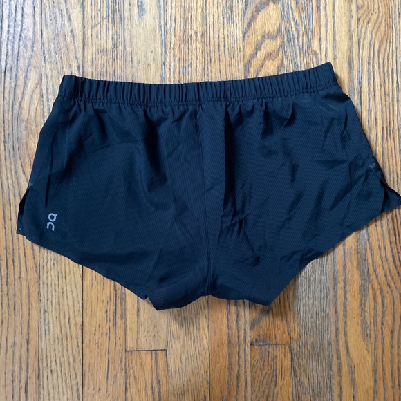 ON cloud running race shorts - Picture 4 of 7